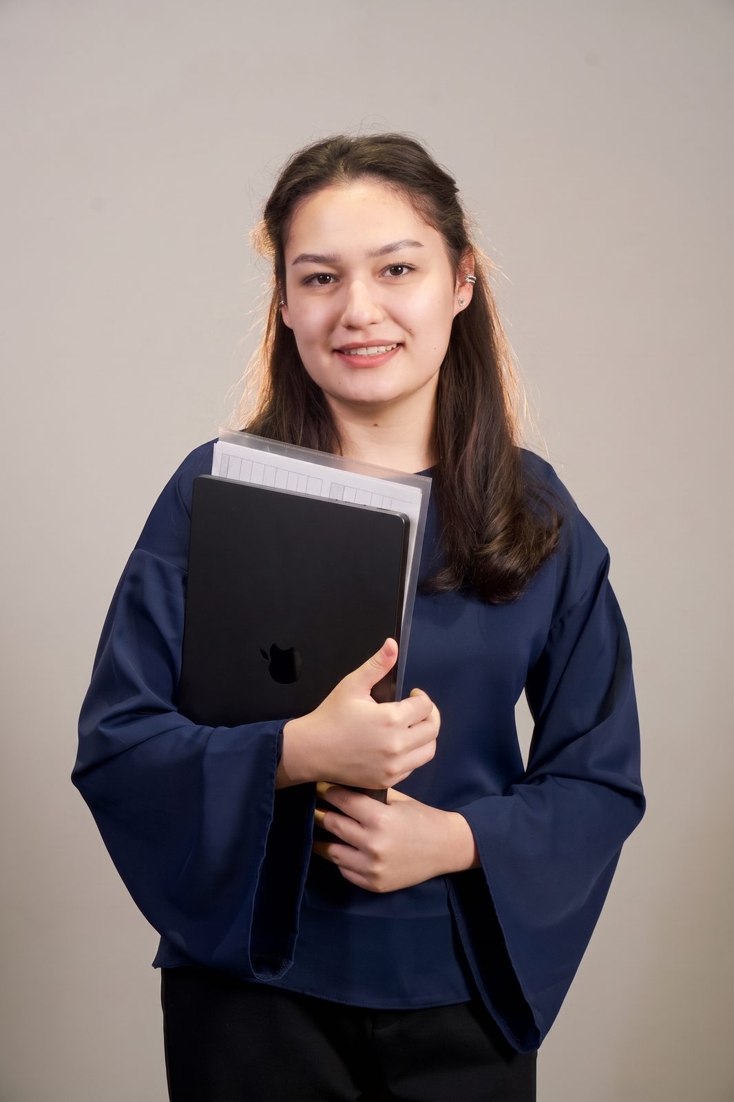 Mirai Step ustozi noutbuk bilan